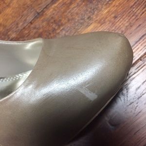 DAMAGED BAKERS TAUPE LEATHER PUMPS FROM i_marti